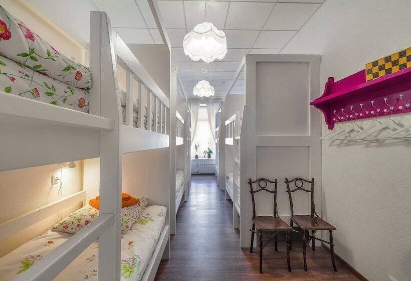 ユースホステル Friends On Liteiny