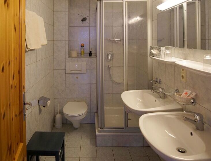 פנסיון Alpenstern Rooms & Suites