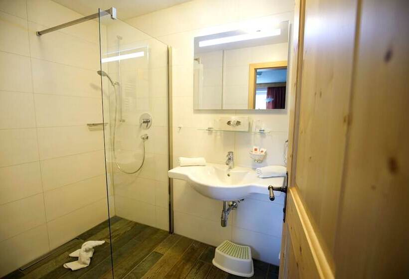 פנסיון Alpenstern Rooms & Suites