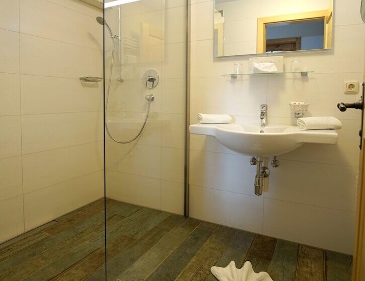 פנסיון Alpenstern Rooms & Suites