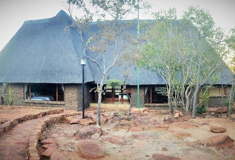 בית מלון כפרי Dinkweng Safari Lodge
