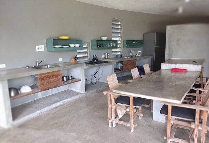 هتل Hix Island House