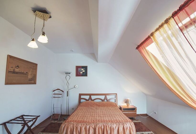 هتل Karkushin Dom