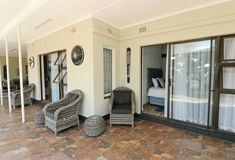 فندق Msitu Kwetu Lodge & Safaris