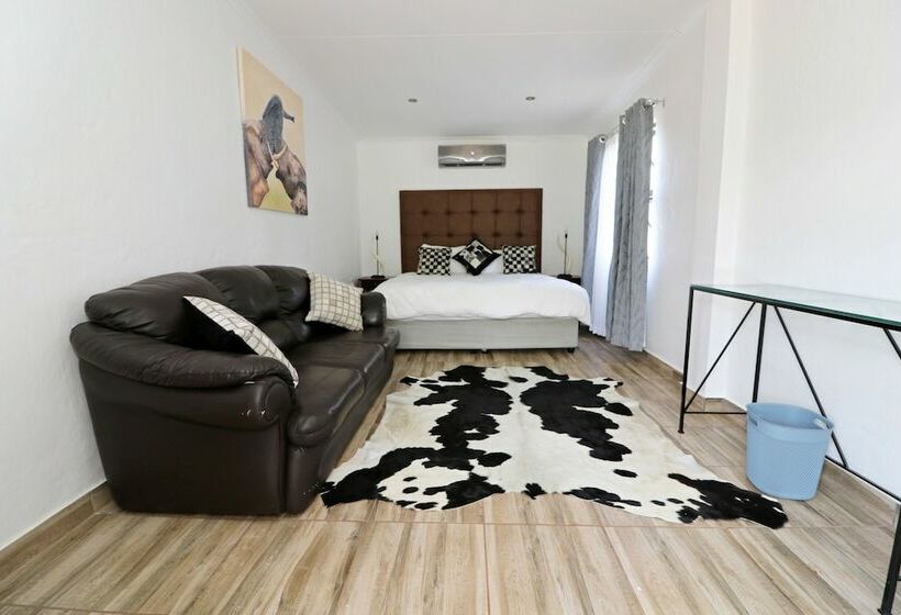 בית מלון כפרי Msitu Kwetu Lodge & Safaris