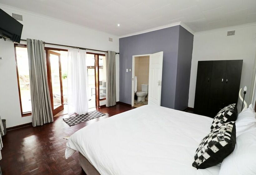 בית מלון כפרי Msitu Kwetu Lodge & Safaris