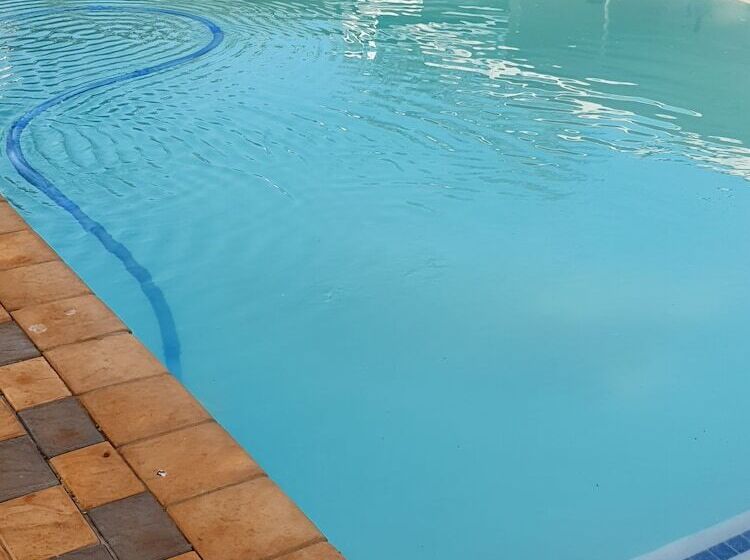 בית מלון כפרי Msitu Kwetu Lodge & Safaris