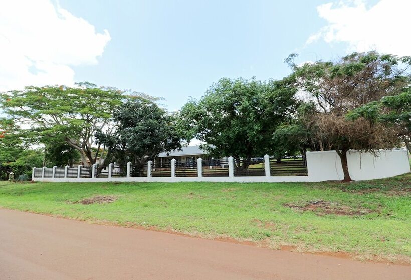 בית מלון כפרי Msitu Kwetu Lodge & Safaris