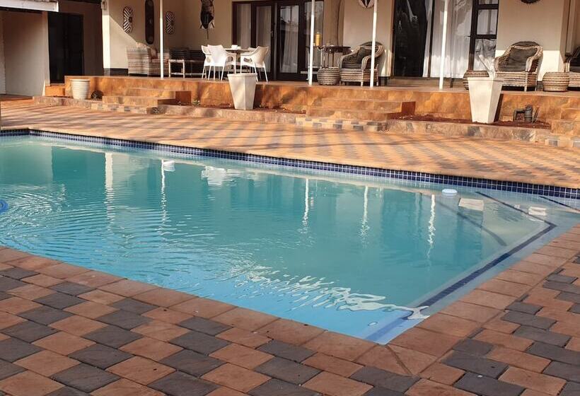 בית מלון כפרי Msitu Kwetu Lodge & Safaris