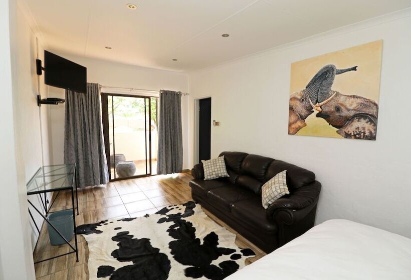 בית מלון כפרי Msitu Kwetu Lodge & Safaris