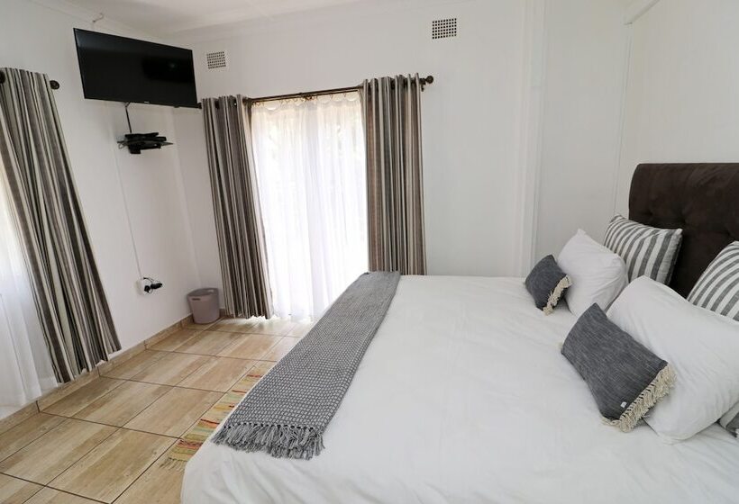 בית מלון כפרי Msitu Kwetu Lodge & Safaris