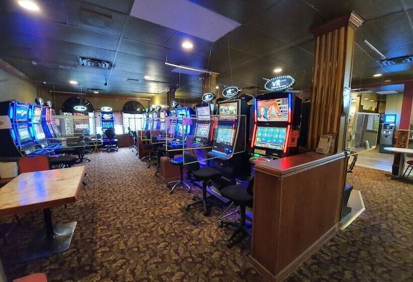 فندق على الطريق Sundre Motor Inn