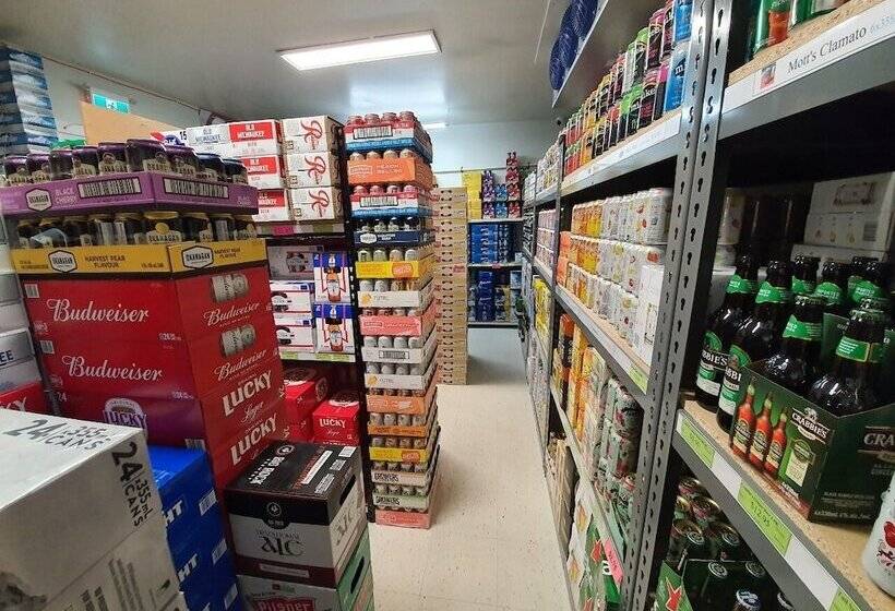 فندق على الطريق Sundre Motor Inn