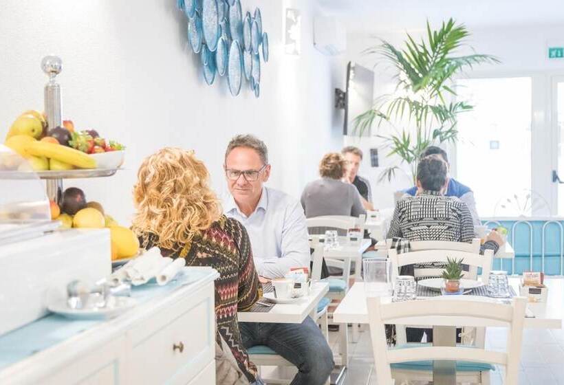 مسافرخانه Regina Simius