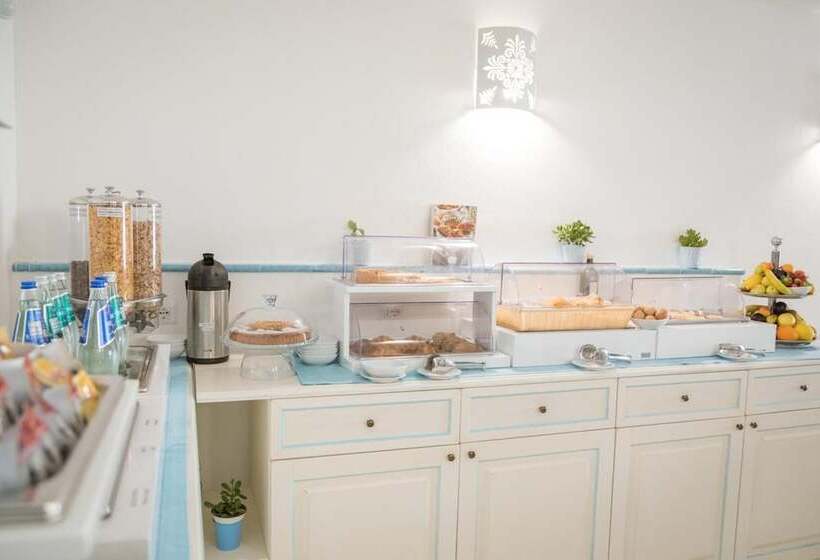 مسافرخانه Regina Simius