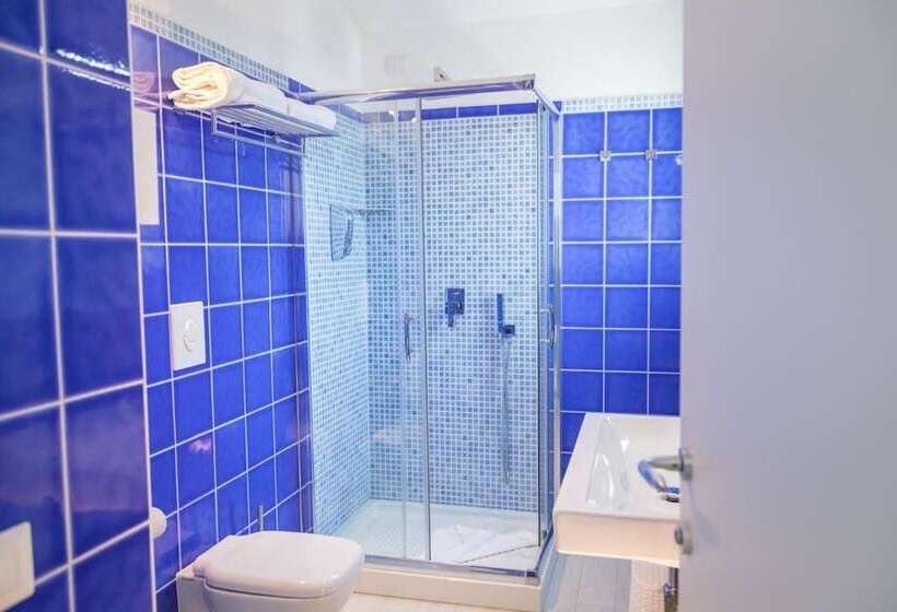 مسافرخانه Regina Simius