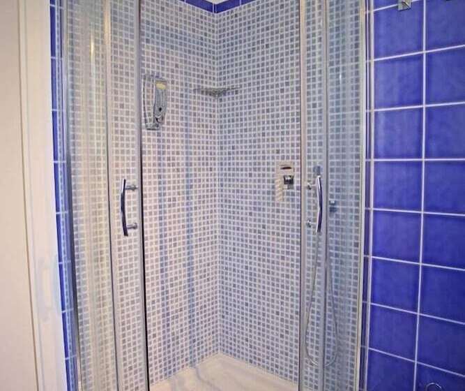 مسافرخانه Regina Simius