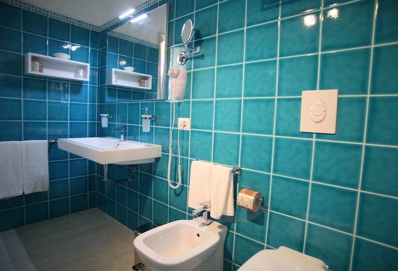 مسافرخانه Regina Simius