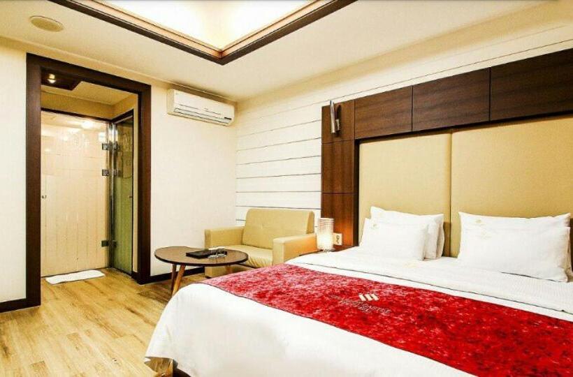 Hotel Charlot Castle