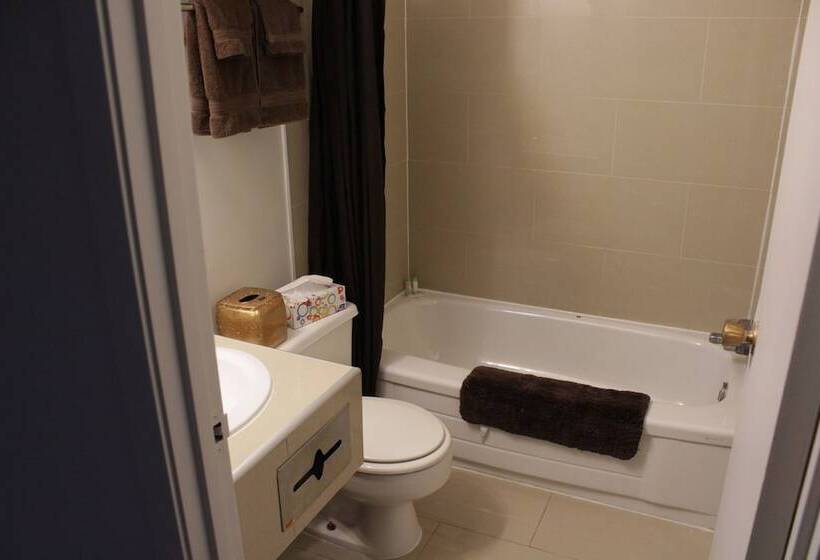 בית מלון כפרי Morinville Plaza & Suites