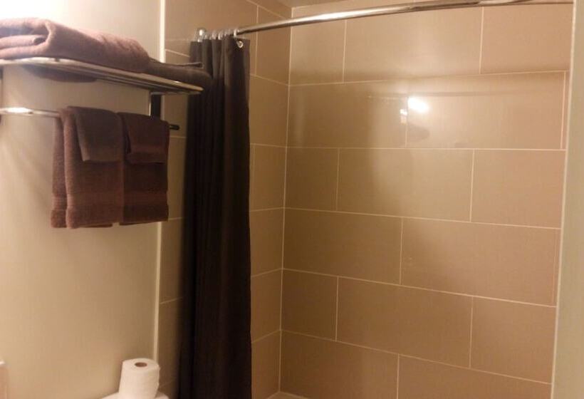 בית מלון כפרי Morinville Plaza & Suites