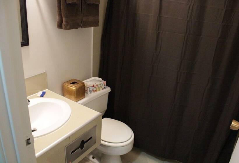 בית מלון כפרי Morinville Plaza & Suites