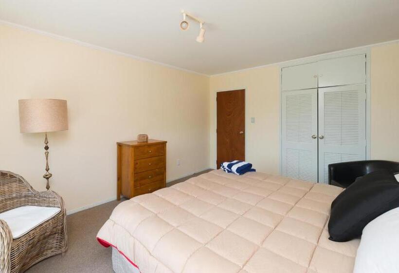 Waitangi Beach House