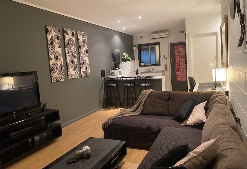 Apartment On Tennyson