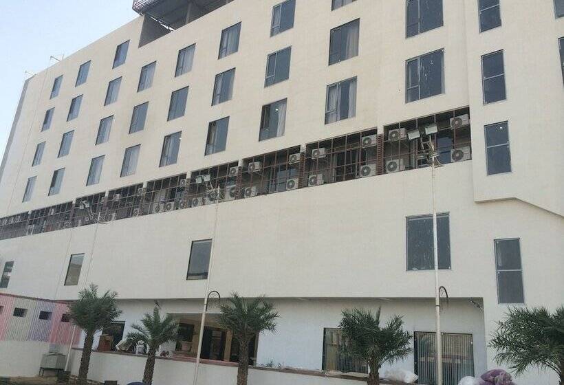 فندق Chandra Grand