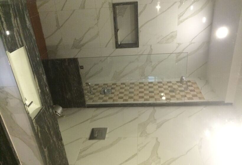 فندق Chandra Grand