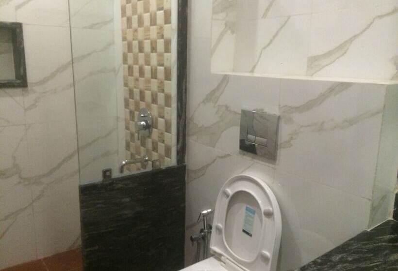 فندق Chandra Grand