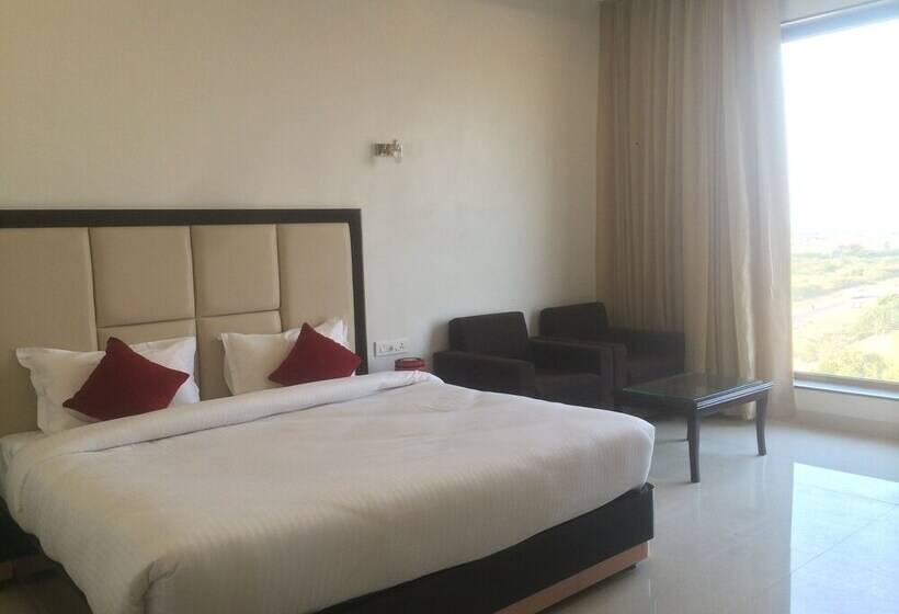 فندق Chandra Grand