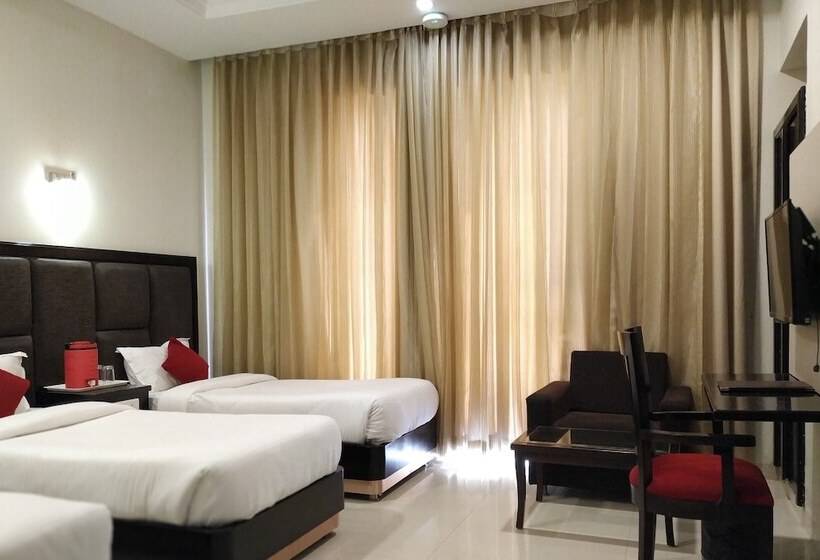 فندق Chandra Grand