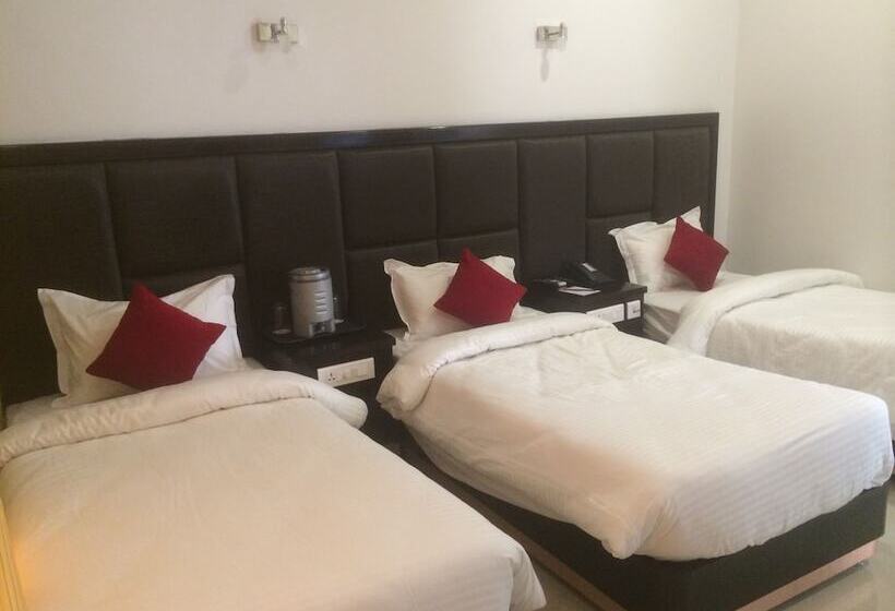 فندق Chandra Grand