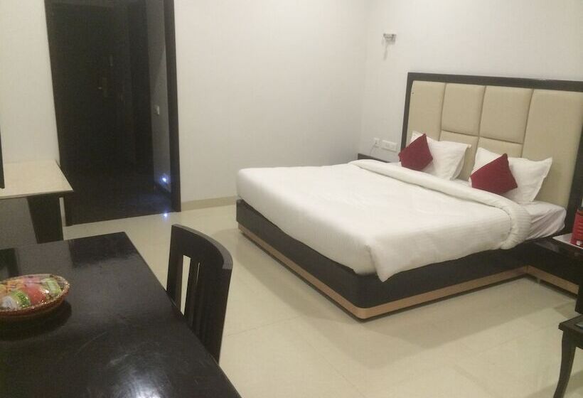 فندق Chandra Grand