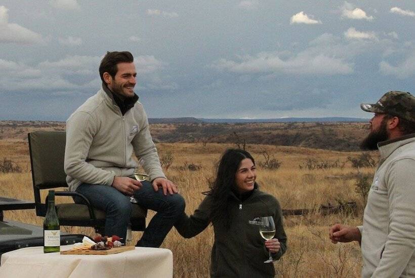 Отель Nambiti Plains Private Game Lodge