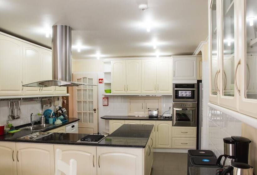 Help Yourself Hostels  Carcavelos Coast