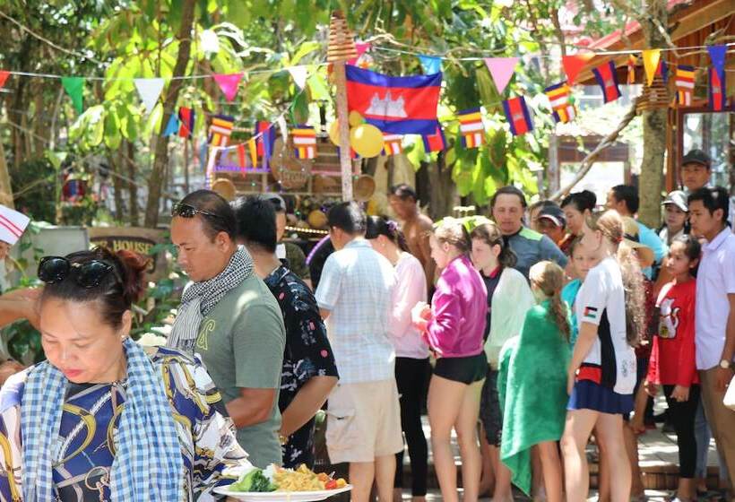 Отель Tree House Bungalows