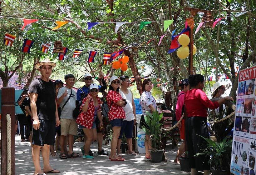 Отель Tree House Bungalows