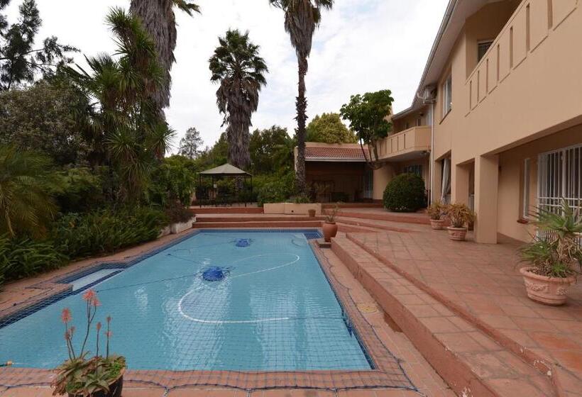 פנסיון Attaché Guest Lodge & Health Spa