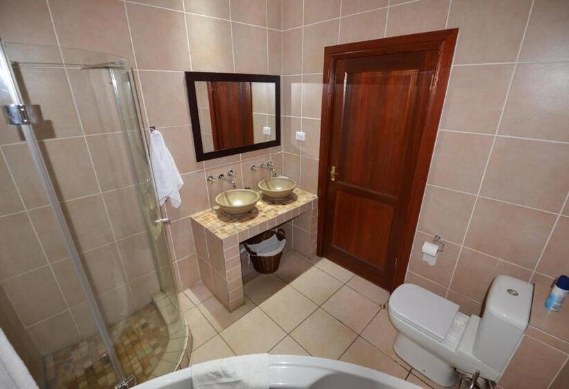 פנסיון Attaché Guest Lodge & Health Spa