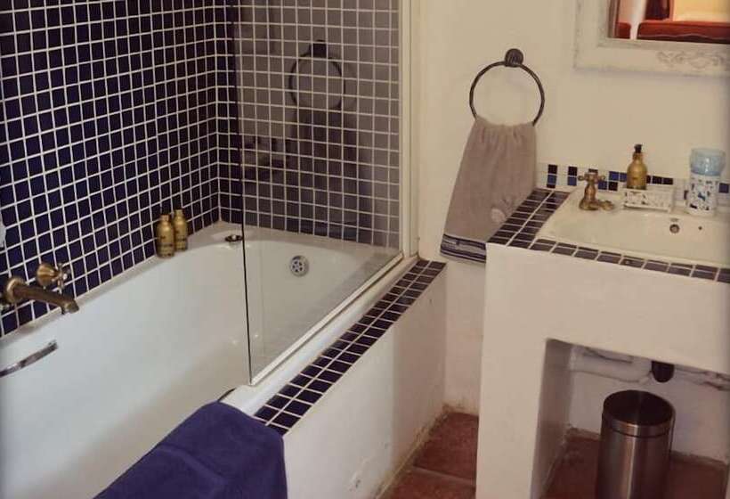 بنسيون The Stables Guest House