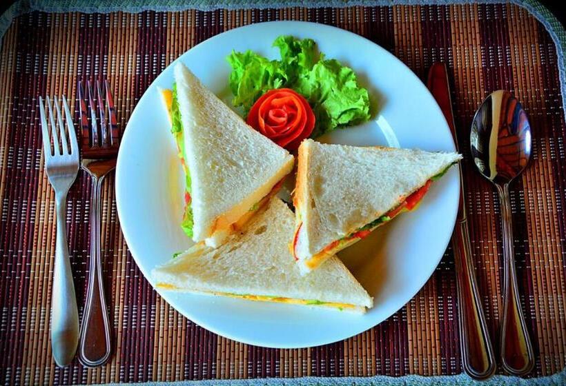 펜션 River Breeze Villa Bentota