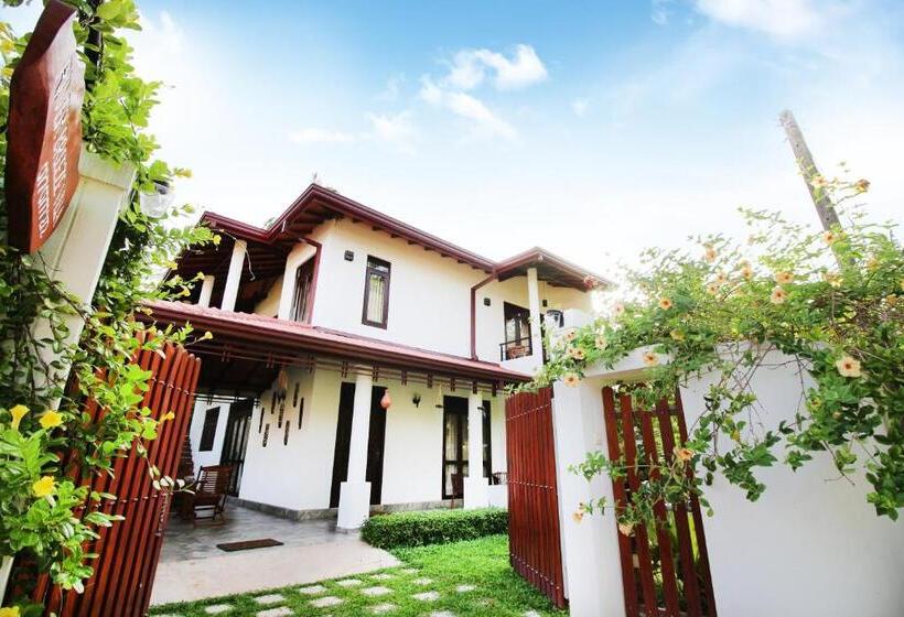 펜션 River Breeze Villa Bentota