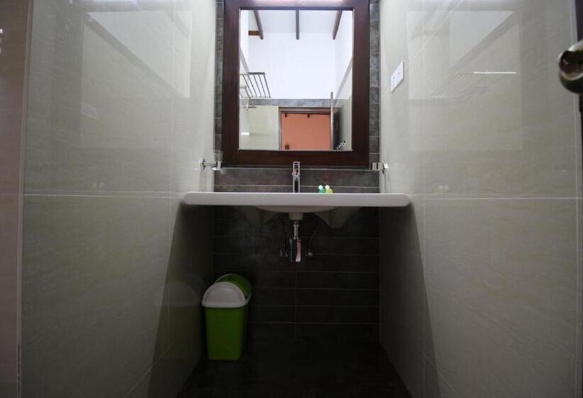 펜션 River Breeze Villa Bentota