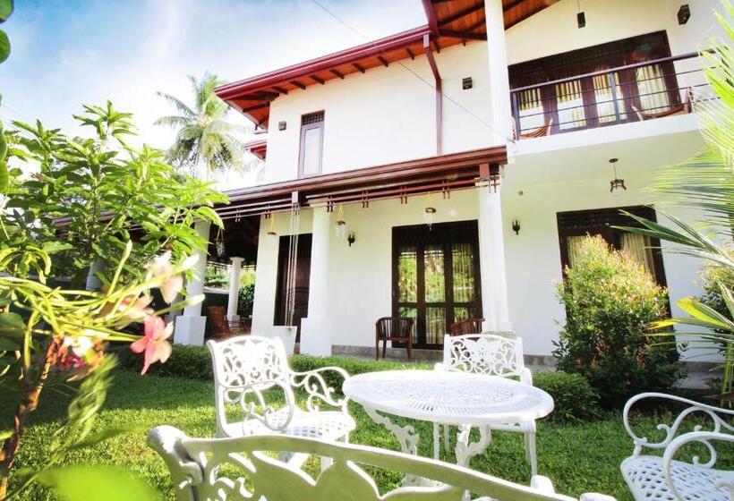 펜션 River Breeze Villa Bentota