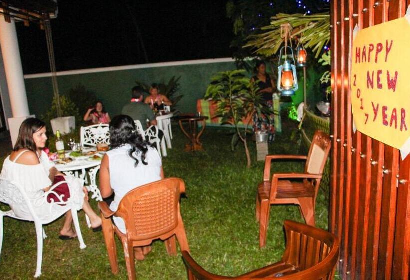 펜션 River Breeze Villa Bentota