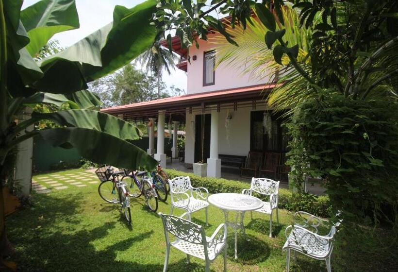 펜션 River Breeze Villa Bentota