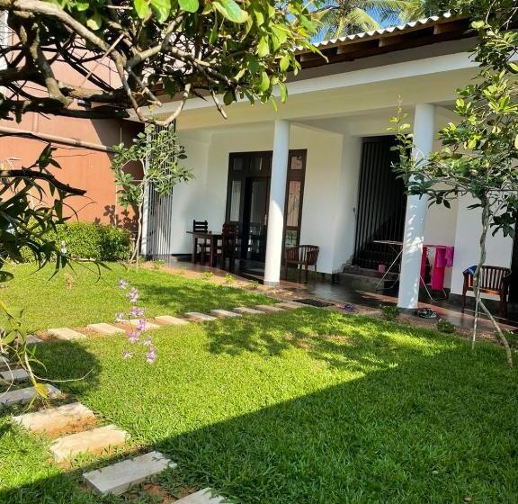 펜션 River Breeze Villa Bentota