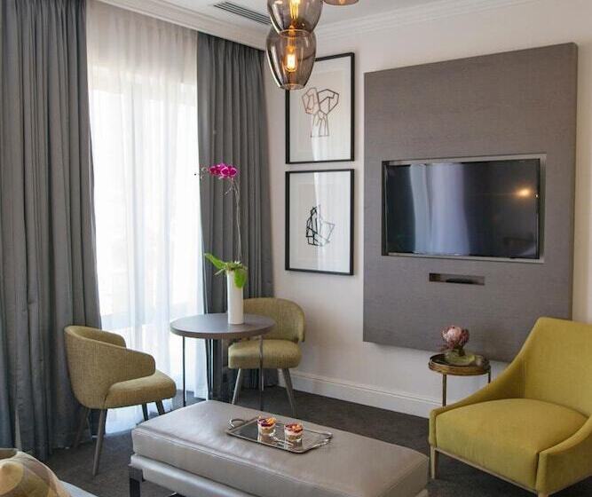 The Manor House At The Queen Victoria Hotel By Newmark